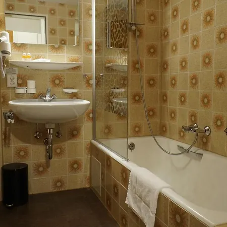 Eleon Hotel *